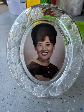 Oval Embossed Floral Glass Photo Frame - Clear